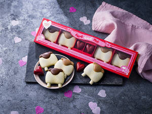 marksandspencer_Valentyn2023_food_29305223_ovecky a srdce z mlecne a blond cokolady s naplnemi cokolada a slany karamel_199,90.jpg